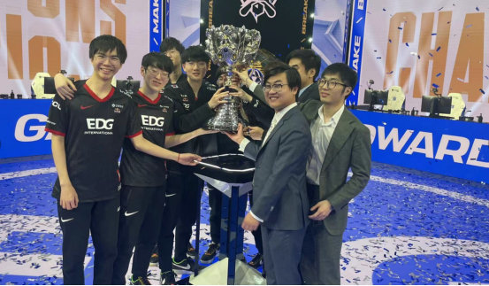 他巧妙地在 他巧妙地在